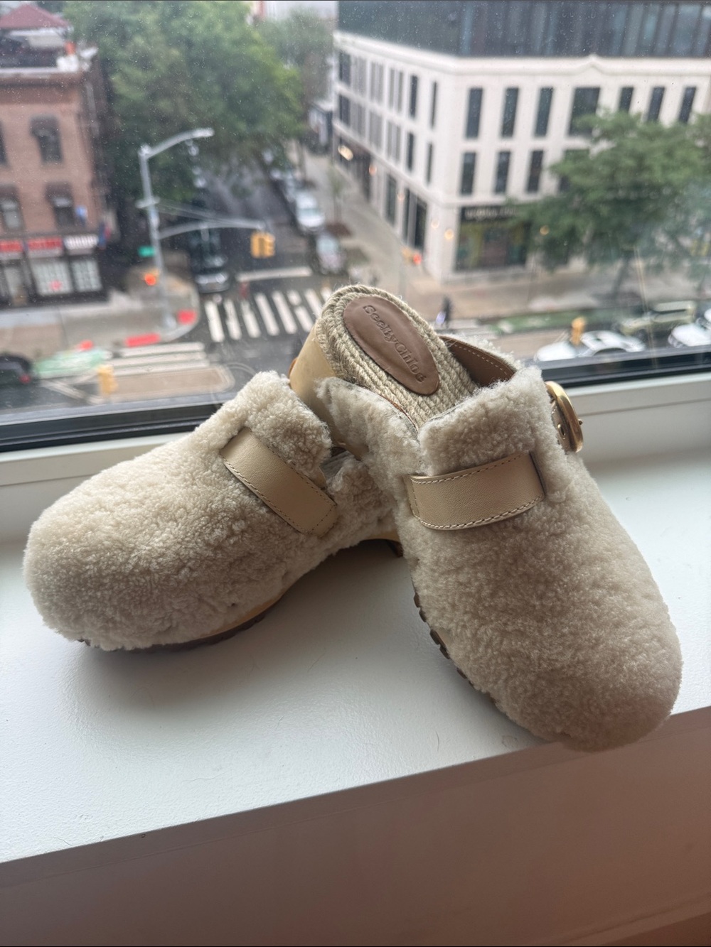 See By Chloe Kids Cream Faux-Shearling Slip-On Clogs with Gold Ring - Picture 4 of 9